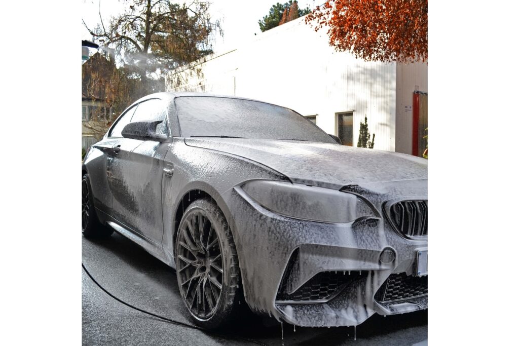 Shampoo auf Auto