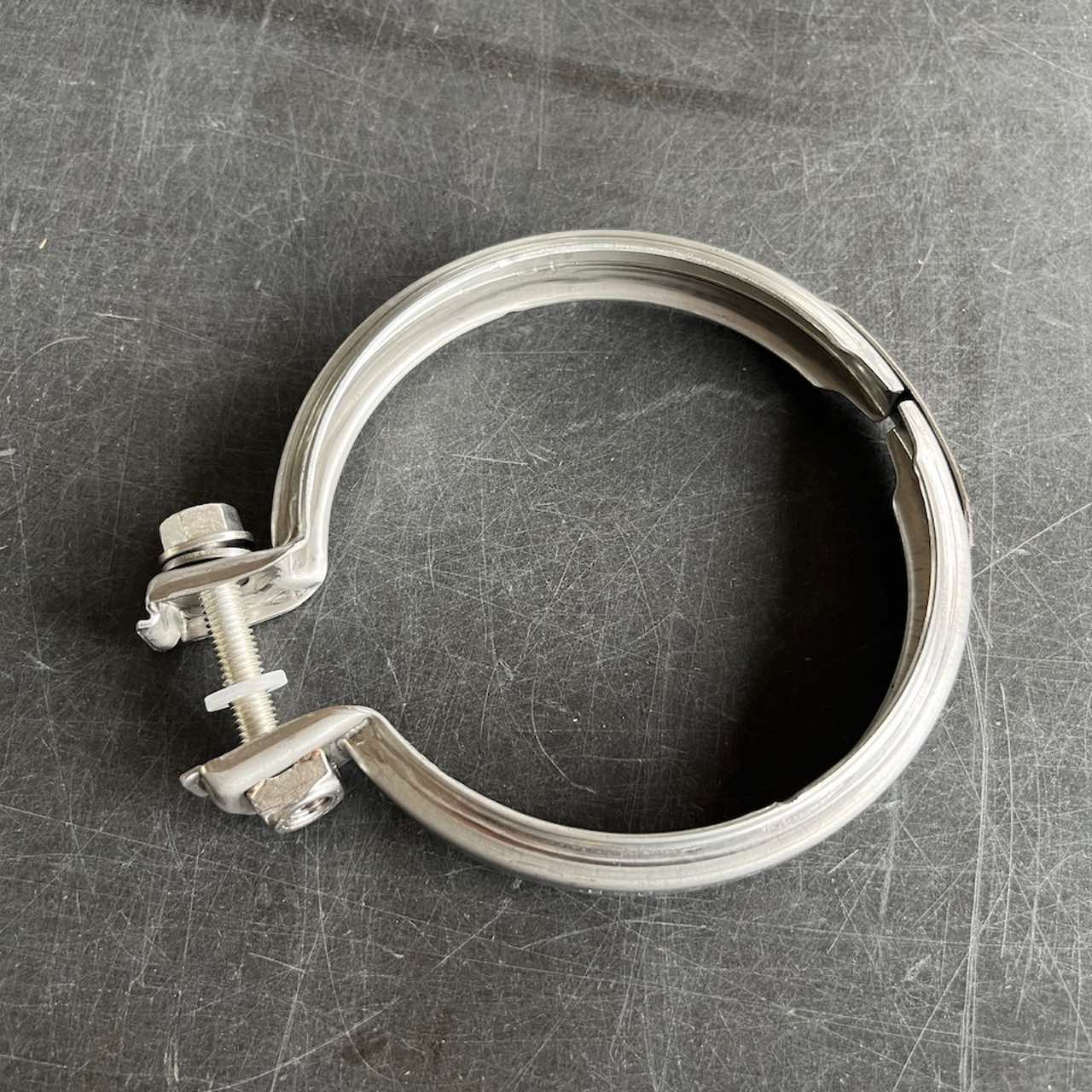 55408 - V-Bandschelle Downpipe passend für N55 F87 M2 F2x F3x BMW 1 1280 V-Bandschelle